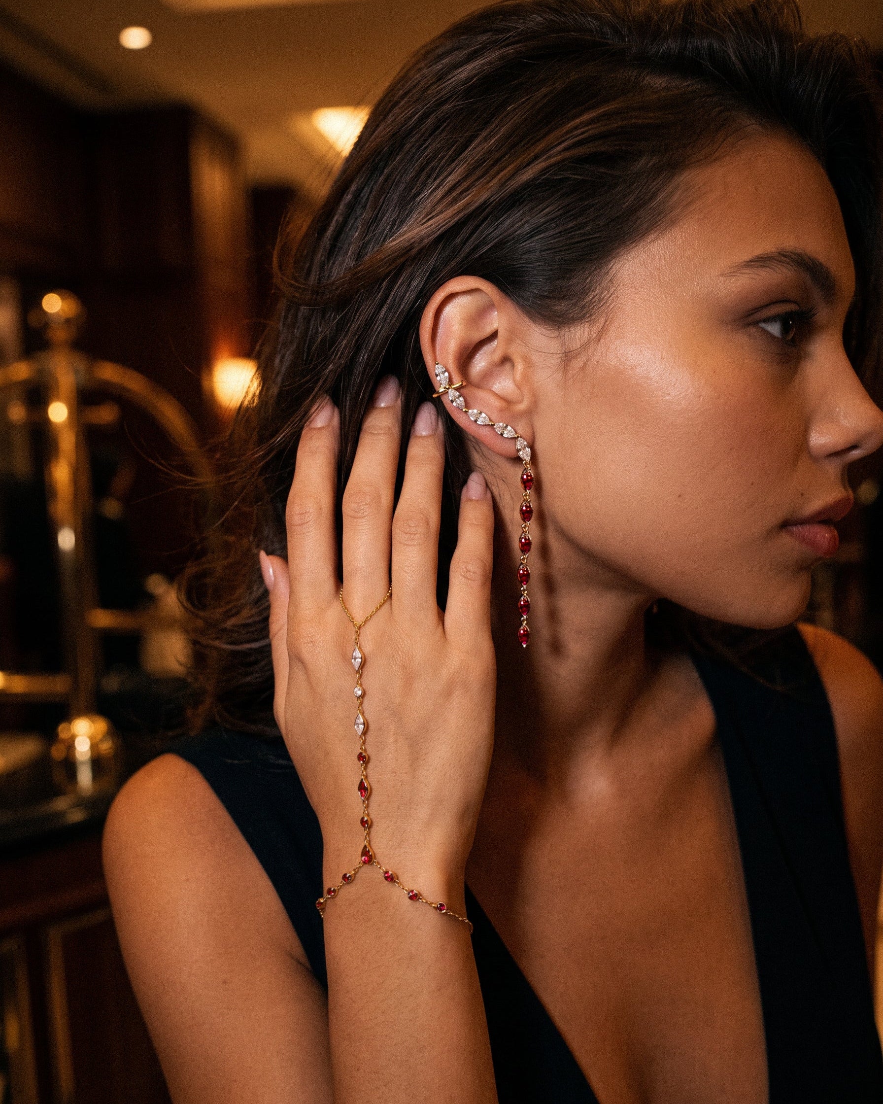 De Aurelia Burgundy hand chain - gold plated